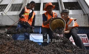 FOTO SEMUT ORANGE COMMUNITY : Ranjau Paku Dipamerkan