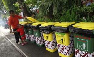 FOTO TEMPAT SAMPAH : Ayah Bimbing Anak Buang Sampah