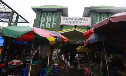 Tiap Kamis Pahing, Pedagang Pasar Berbusana Tradisional