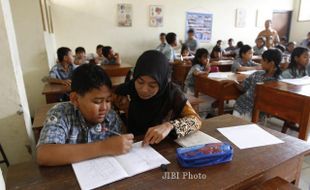 TAHUN AJARAN BARU GUNUNGKIDUL : Los Penjual Kebutuhan Sekolah Ramai Pembeli