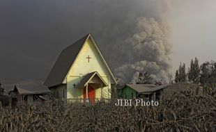 FOTO ERUPSI GUNUNG SINABUNG : Menyemburkan Material Vulkanik