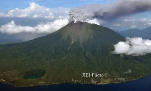 GUNUNG RAUNG MELETUS : Australia Batalkan Rute, Penerbangan Domestik Santai