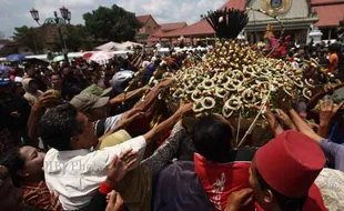   Ngalab Berkah Saka Gunungan Sekaten