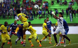 FOTO INTER ISLAND 2014 : Menghalau Bola 