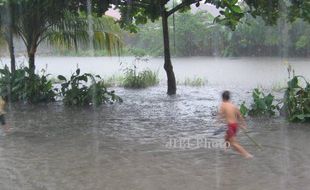 BANJIR KARAWANG : Citarum Meluap, Sejumlah Perumahan Terendam