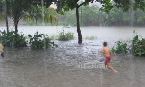 BANJIR KARAWANG : Citarum Meluap, Sejumlah Perumahan Terendam