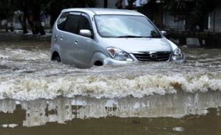 Ini Dia Tips Aman Mengemudi Menerjang Banjir