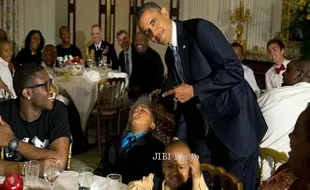 Begini Cara Obama Ledek Bocah yang Tidur di Depannya