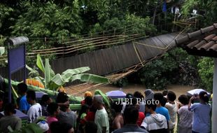 FOTO JEMBATAN ROBOH : Tali Seling Jembatan Putus