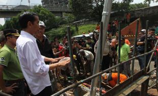 FOTO BANJIR JAKARTA : Jokowi Tinjau Warga Pascabanjir Jakarta