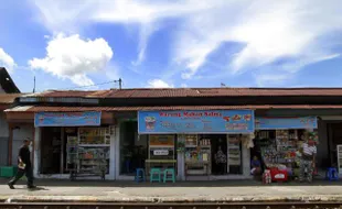 FOTO KIOS STASIUN JEBRES : Menunggu Pembeli