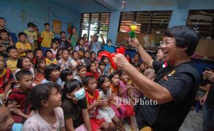 FOTO PEMULIHAN TRAUMA ANAK MANADO :  Mengajak Bermain