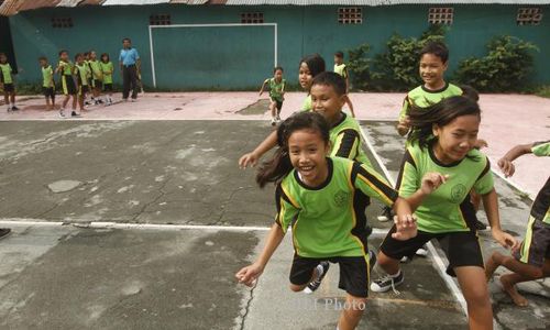 FOTO SDN JAGALAN : Bermain Bola Kasti