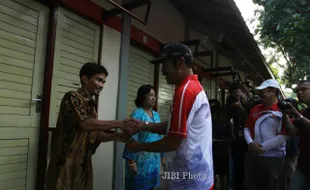 FOTO KIOS BUKU SRIWEDARI : Memberikan Kunci Kios Buku Sriwedari