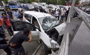 FOTO LAKA TUNGGAL : Tabrak Halte Busway