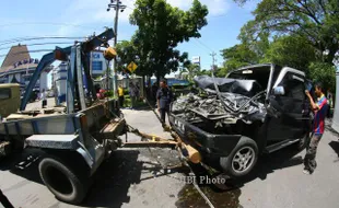 FOTO KECELAKAAN : Mengevakuasi Mobil Toyota Kijang