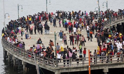 FOTO TAHUN BARU 2014 : Ancol Diserbu Ribuan Pengunjung