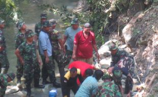 LONGSOR KLATEN : 5.000 Karung Pasir dan Bronjong Kawat Dipasang di Kali Jarum