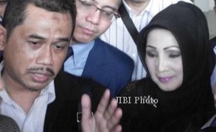 KASUS GLA : Tidak Cukup Sehat untuk Tinggal di LP, Rina Iriani Ajukan Pengalihan Penahanan 