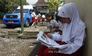 FOTO PERPUSTAKAAN KELILING : Membaca Buku 