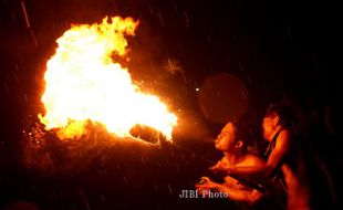 FOTO MAULID NABI DEMAK : Atraksi Sembur Api Muncul dalam Peringatan Maulid Nabi di Demak