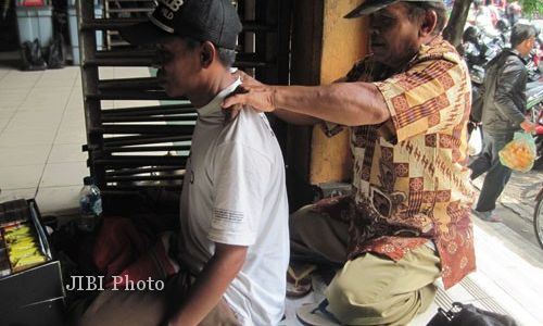 MUBENG BRING HARJO : Giarto Sembuhkan Lelah Buruh Gendong