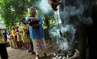 FOTO RITUAL NGANGSU CIREBON : Abdi Dalem Menjalani Ritual Ngangsu