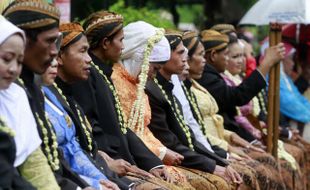 Nikah Massal Solo Diikuti 28 Pasang, Sah Langsung Naik Andong