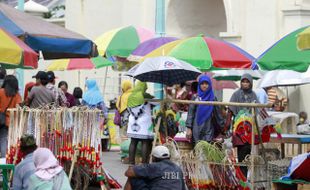 FOTO SEKATEN SOLO :  Pedagang Musiman