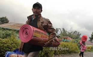 FOTO GUNUNG SINABUNG : Mengungsi Dari Desa Sinambung