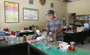 FOTO PENJAGA SEKOLAH : Tunjangan Fungsional Penjaga Sekolah