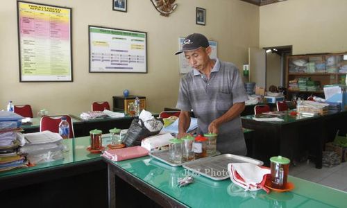 FOTO PENJAGA SEKOLAH : Tunjangan Fungsional Penjaga Sekolah