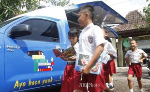 FOTO PERPUSTAKAAN KELILING : Meminjam Buku 