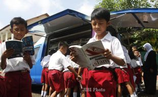 FOTO PERPUSTAKAAN KELILING :  Melihat Isi Buku