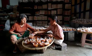 FOTO KUE KERANJANG : Pembuat Kue Keranjang Mulai Banjir Pesanan