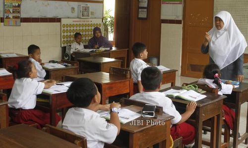  PENETAPAN JAM SEKOLAH : Disdik Jateng: Empat Daerah Tolak Lima Hari Sekolah