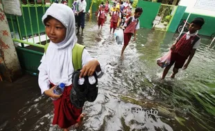 FOTO  JAKARTA BANJIR : Sekolah Tergenang Banjir