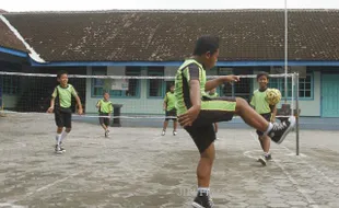 FOTO SDN JAGALAN : Berlatih Sepak Takraw 