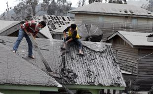 FOTO ABU VULKANIK : Membersihkan Atap Rumah