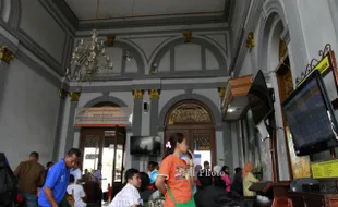 FOTO STASIUN JEBRES : Bangunan Cagar Budaya