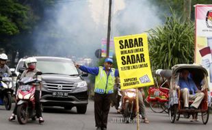 FOTO SUPELTAS : Membentangkan Poster