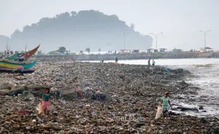 FOTO TAHUN BARU 2014 : Pantai Purus Padang Tertutup Sampah