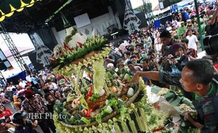 SEKATEN : Tumpeng Empat Tingkat Jadi Rebutan