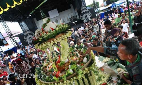 SEKATEN : Tumpeng Empat Tingkat Jadi Rebutan