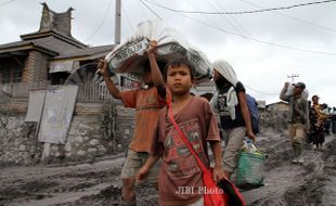 FOTO PENGUNGSI GUNUNG SINABUNG : Penduduk Lereng Gunung Sinabung Menyelamatkan Barang