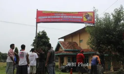 PILKADES KLATEN : Buktikan Kemenangan, Warga Senden Pasang Spanduk