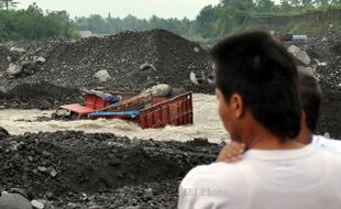 FOTO TRUK TERJEBAK LAHAR DINGIN : Truk Penambang Pasir Terjebak Lahar Dingin Merapi