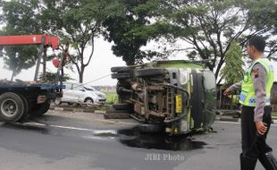 Oleng, Truk Boks Terguling di Tengah Jalan Solo-Jogja Wilayah Klaten