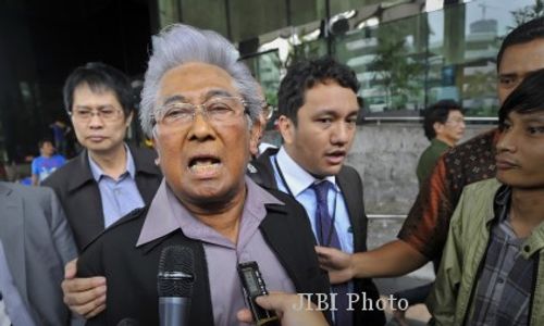 KABAR DUKA : Tembakan Salvo Iringi Pemakaman Adnan Buyung di TPU Tanah Kusir