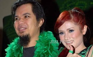 PERNIKAHAN AHMAD DHANI-MULAN : Pernikahan pada 2009, Ditutupi Karena Dhani Belum Resmi Cerai  